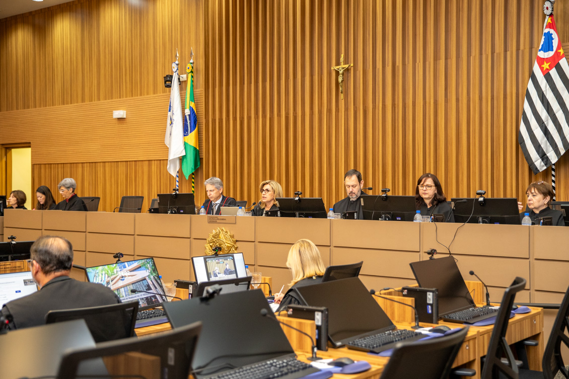 foto de sessão no plenário, presidida pela Dra. Ana Paula, na mesa alta, e desembargadores em seus assentos