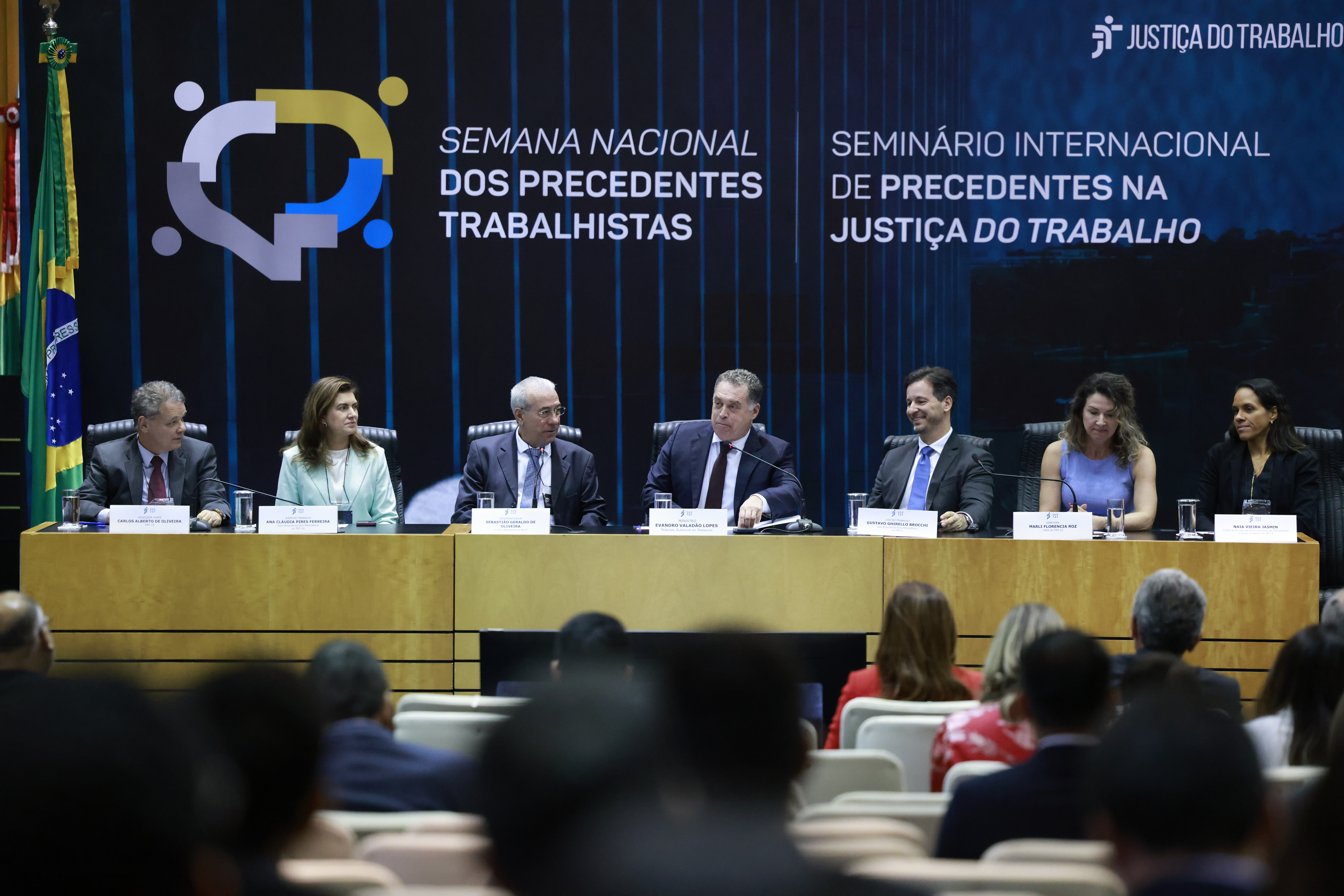 Magistrados na mesa de trabalhos do seminário no TST