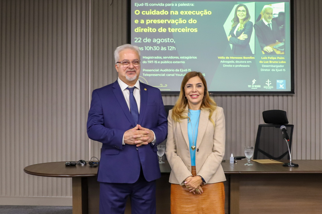 Diretor da Ejud, desembargador Luiz Felipe Lobo, e palestrante Vólia Bomfim posam em pé para foto