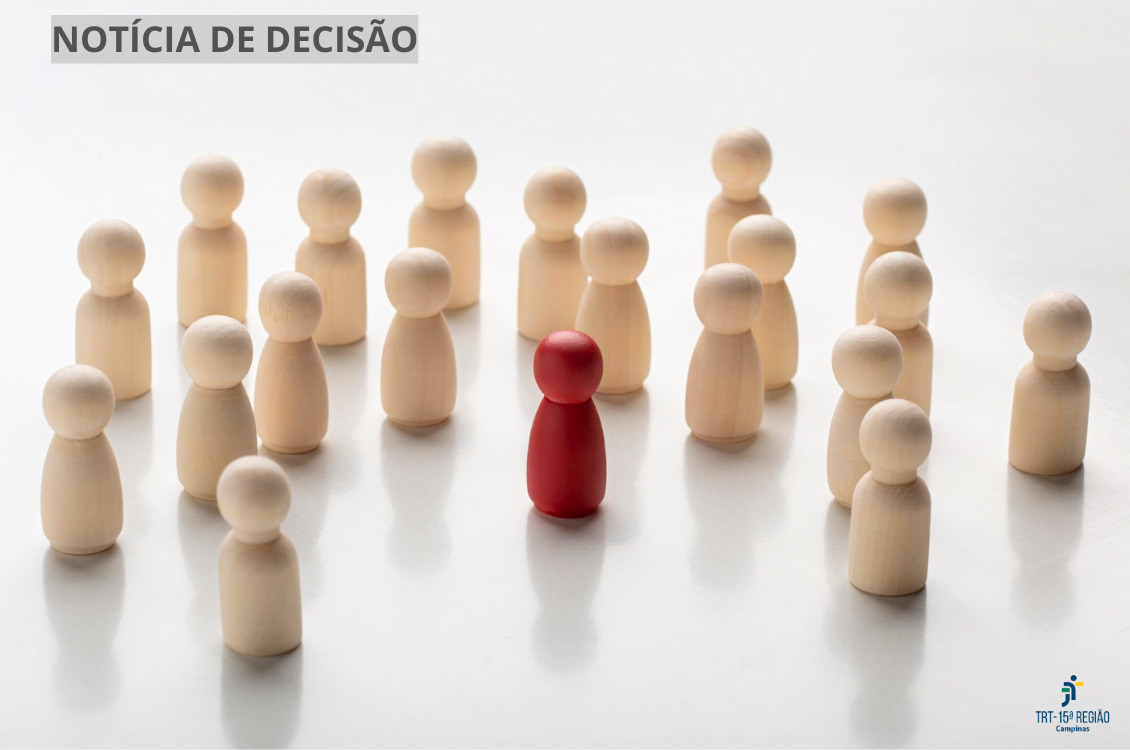 #ParaTodosVerem: pequenos bonecos de madeira bege e um boneco vermelho