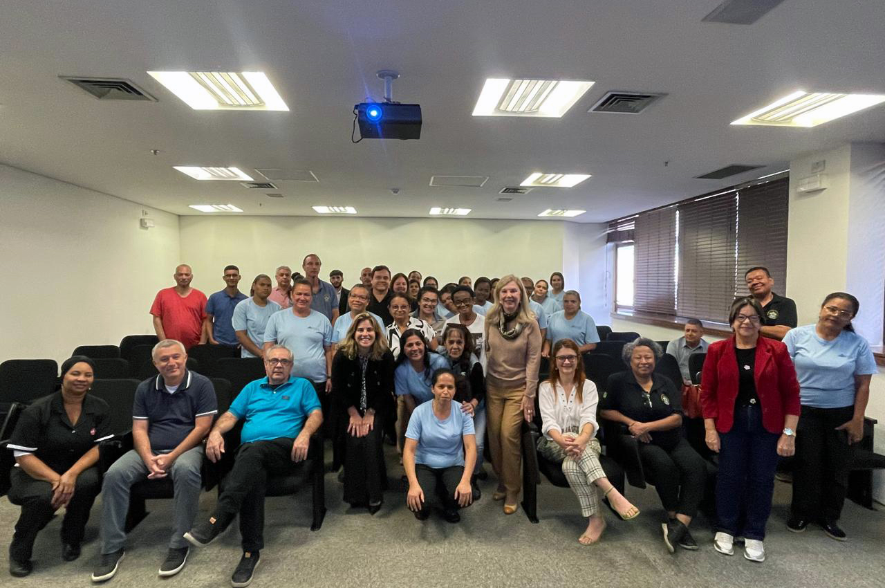 palestrantes e participantes da roda de conversa posam para foto no auditório do TRT-15