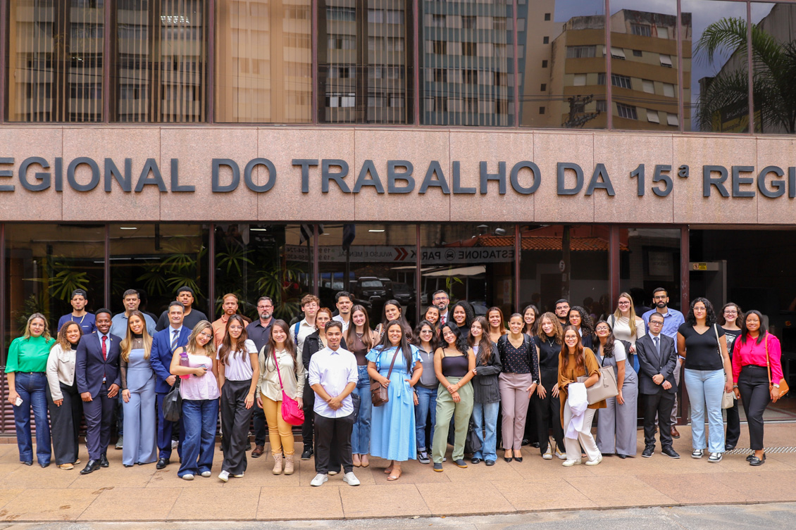 #ParaTodosVerem: estudantes posam para foto em frente ao prédio do TRT-15