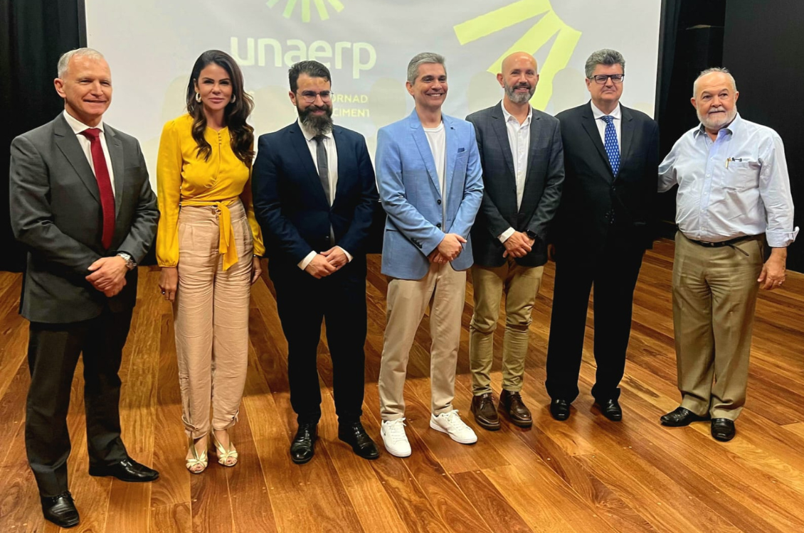 6 homens e uma mulher posam em pé para foto