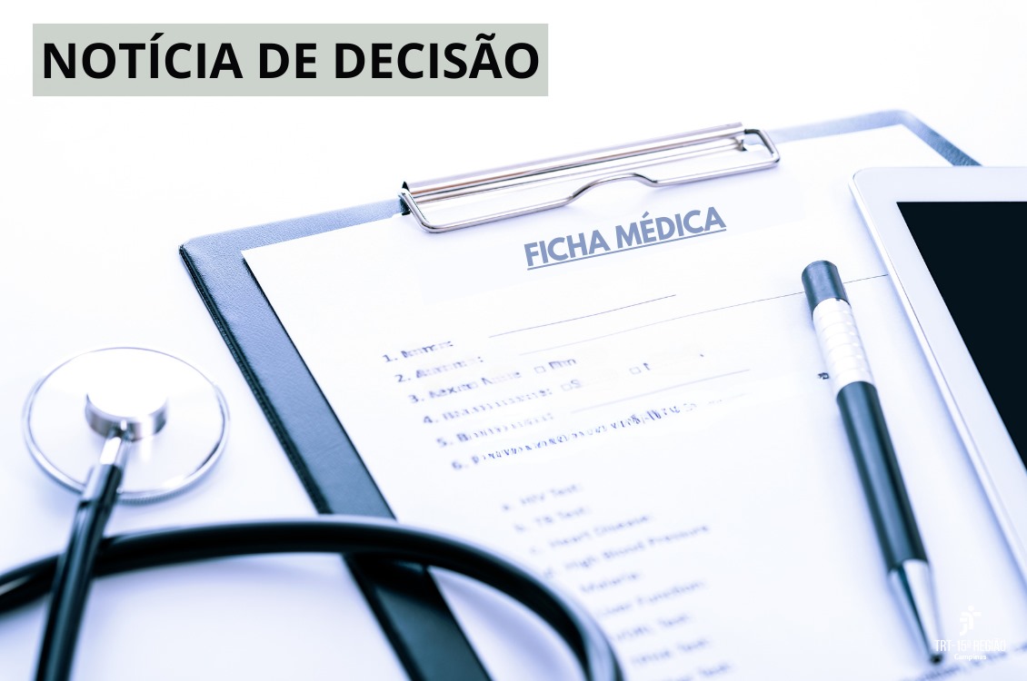 #ParaTodosVerem: uma caneta sobre uma ficha de papel e um estetoscópio ao lado