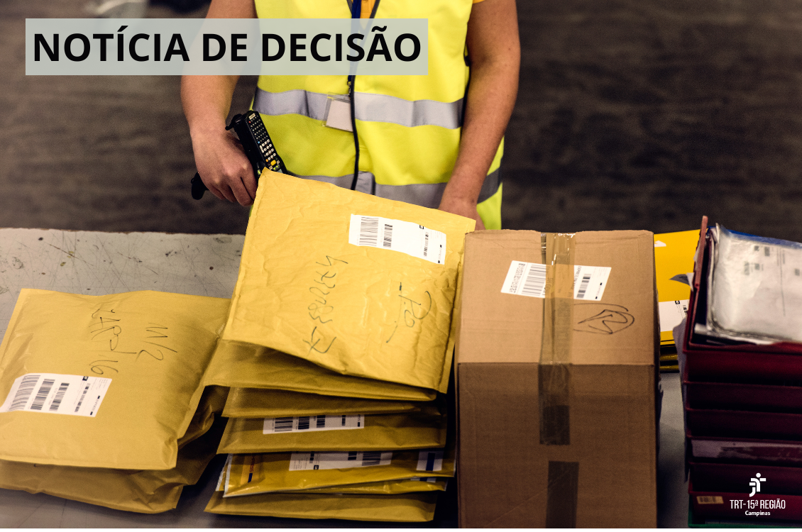 imagem de um funcionário dos Correios trabalhando