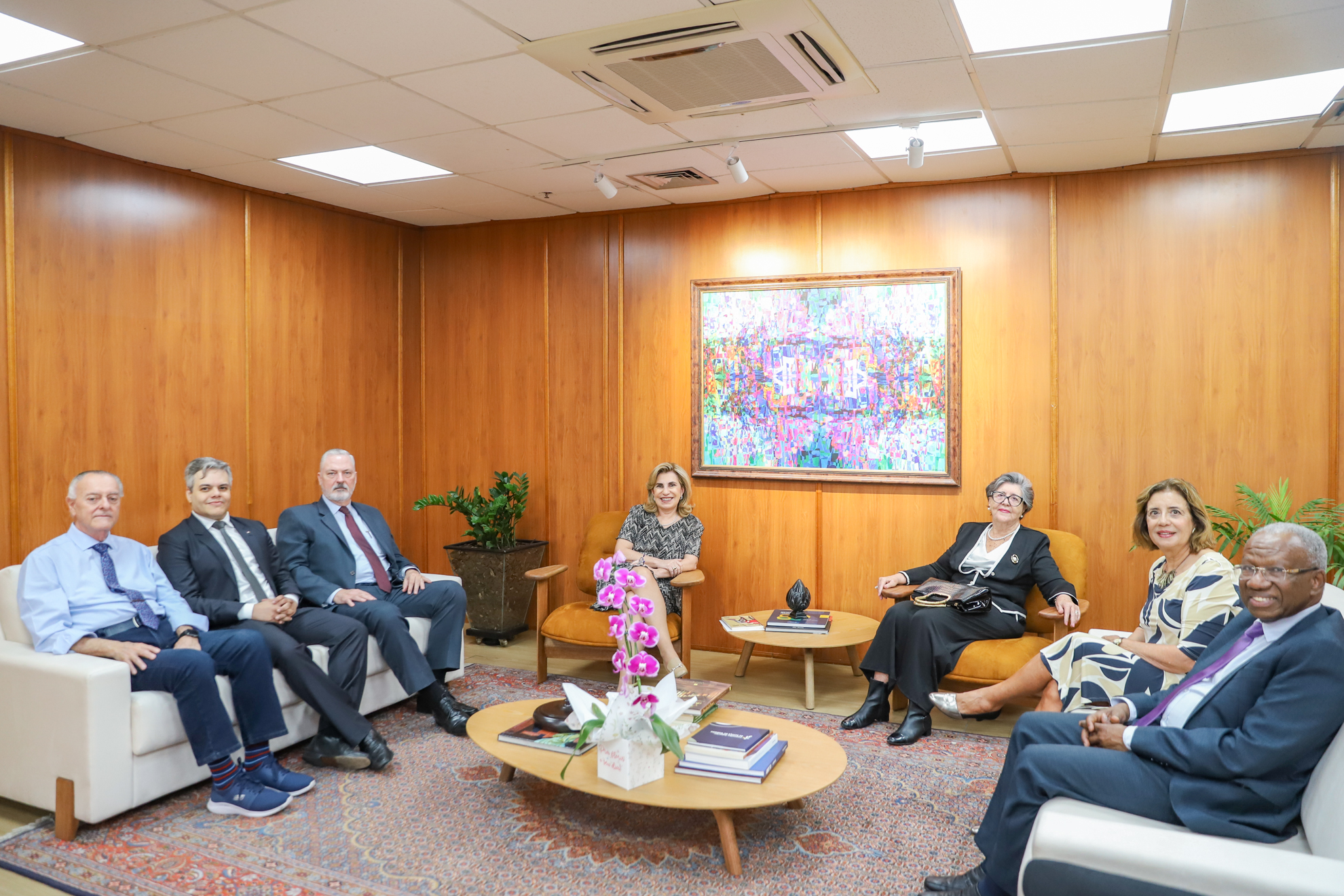 #ParaTodosVerem: sete pessoas posam para foto sentadas em sofás no gabinete da Presidência