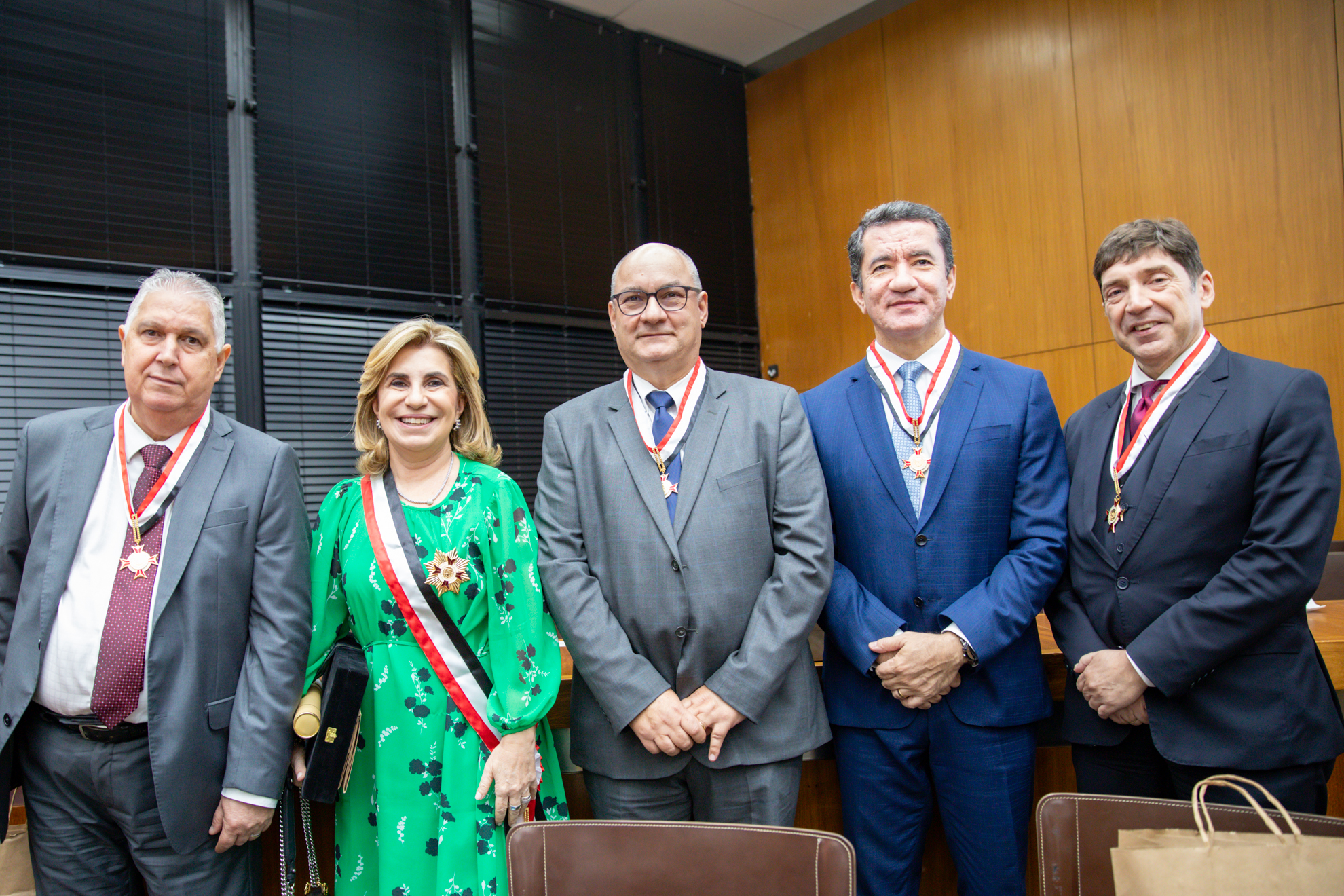 foto dos cinco magistrados agraciados em pé