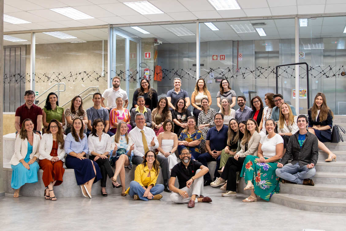 laboratoristas posam para foto