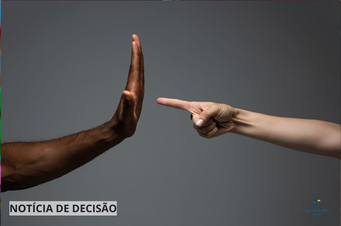 #ParaTodosVerem: dois braços, um de pele clara e outro de pele escura, estão apontados um para o outro