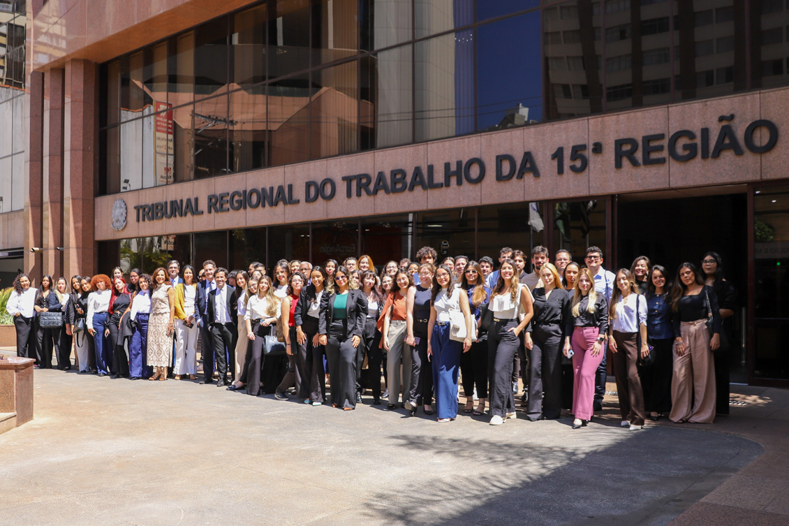 estudantes posam para foto em pé, em frente a sede do TRT-15
