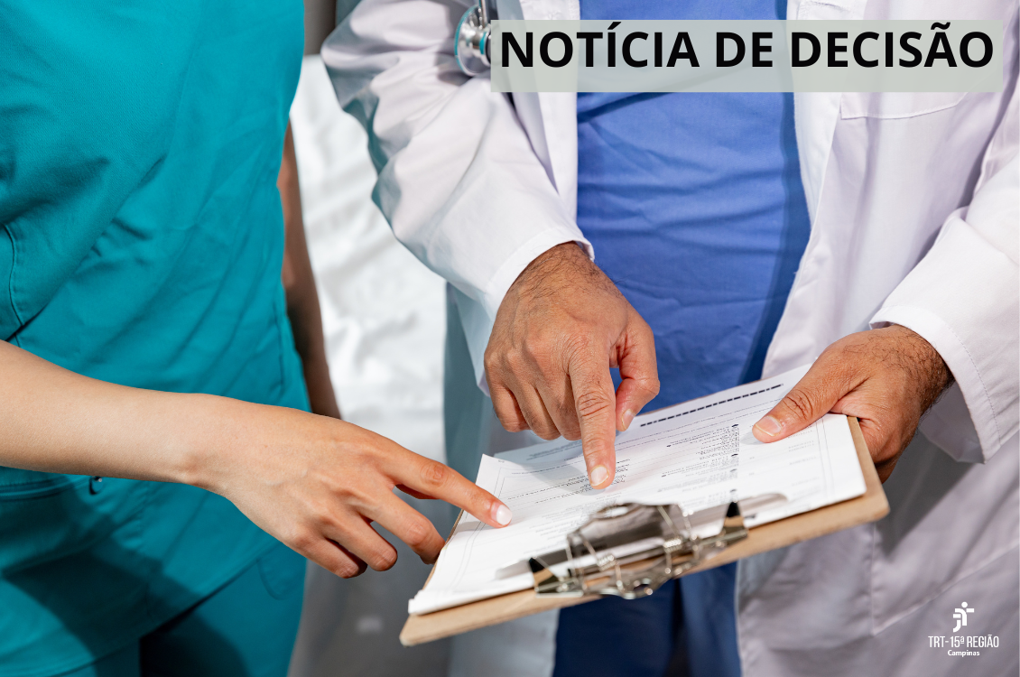 A imagem mostra dois profissionais de saúde, um de jaleco branco e outro de uniforme azul, analisando documentos em uma prancheta.