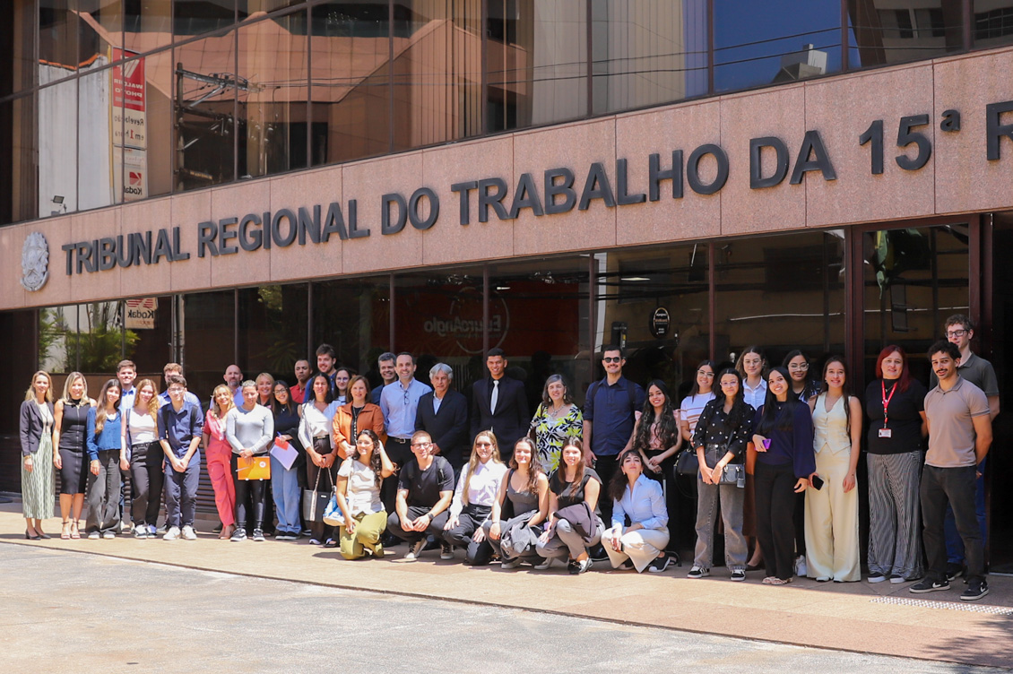 grupo de estudantes posa pra foto em frente a sede do Tribunal