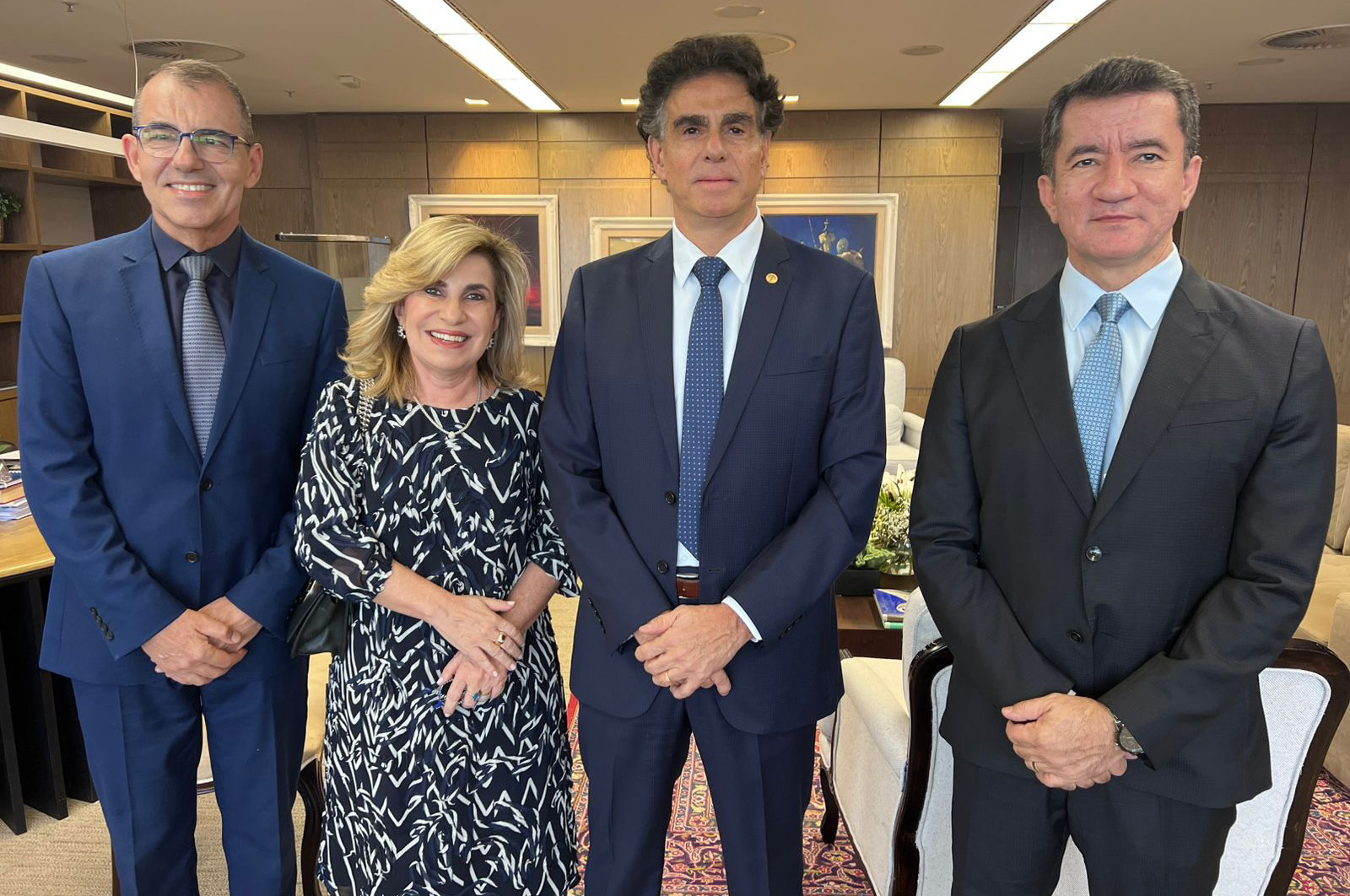 Diretor-geral, desembargadora Ana Paula, o novo presidente, ministro Luiz Philippe, e o corregedor regional, desembargador Renan Ravel, posam para foto