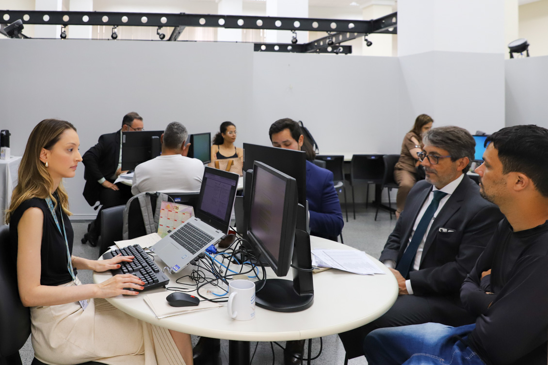 imagem mostra audiência de conciliação no Cejusc de 2º grau, com representantes da empresa, do trabalhador e uma mediadora