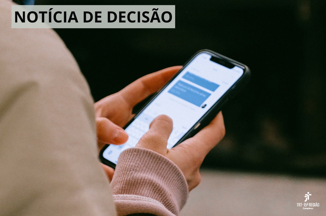 mãos masculinas dedilham um celular. No alto da foto, à esquerda da tela, os dizeres: Notícia de Decisão