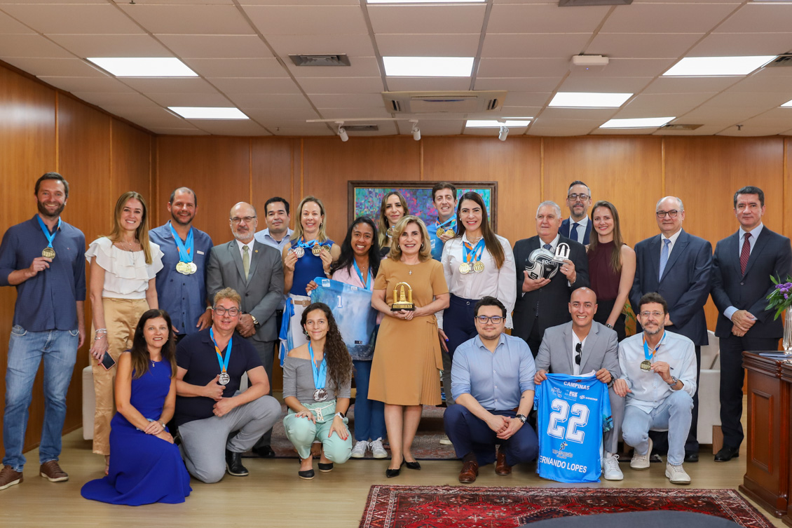 Desembargadores posam para a foto junto com os atletas.