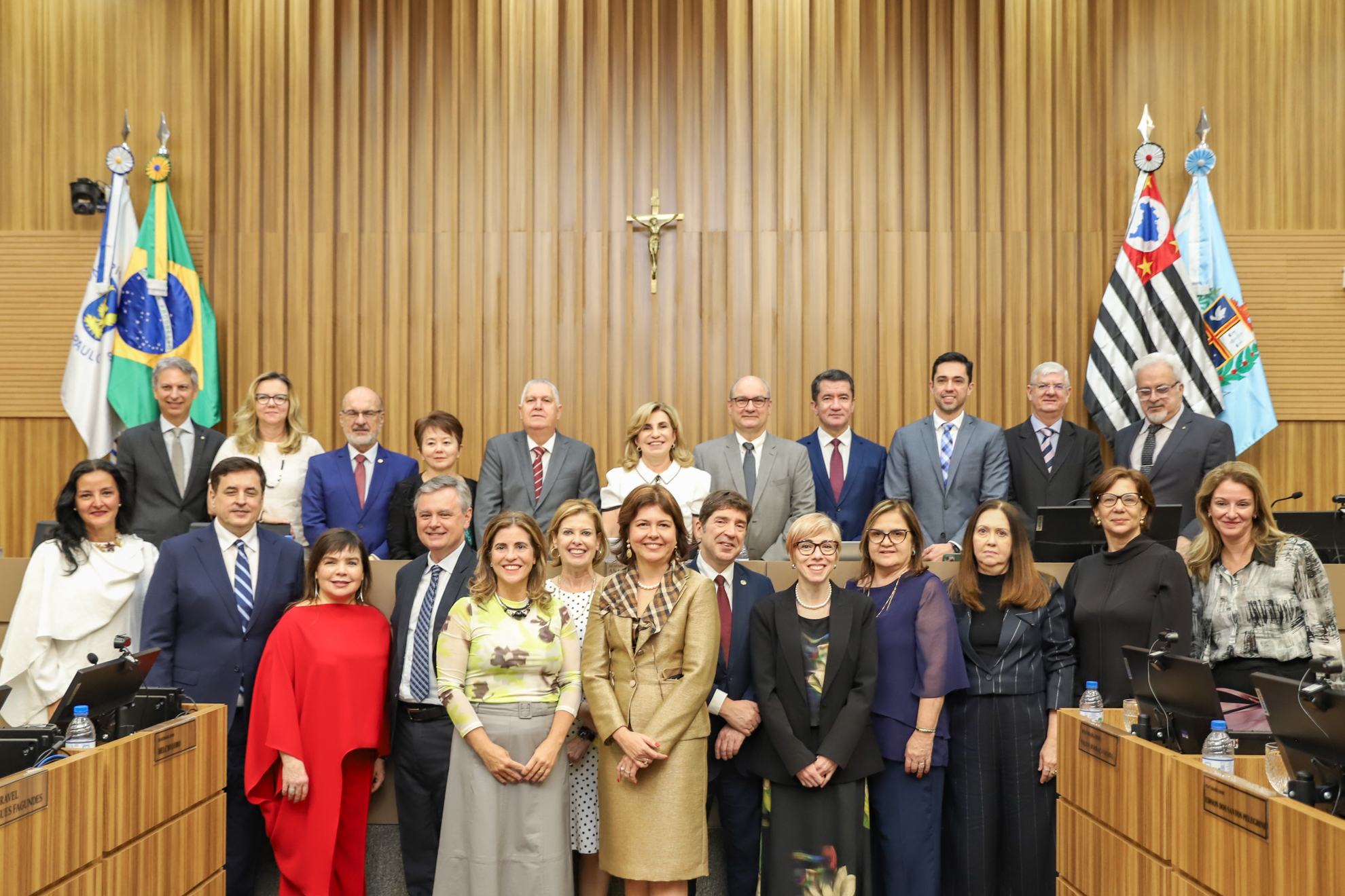 #ParaTodosVerem: várias pessoas posam para foto no Plenário