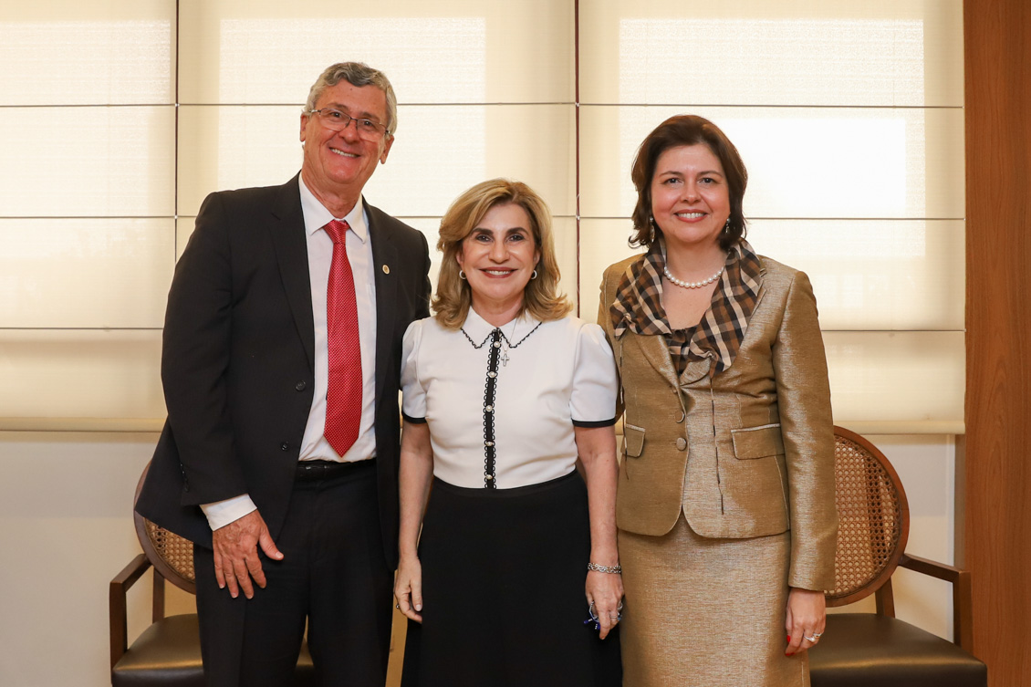 André Rizzardo, Dra. Ana Paula e Scynthia Tristão estão de pé, posando para foto no ambiente do Salão Nobre