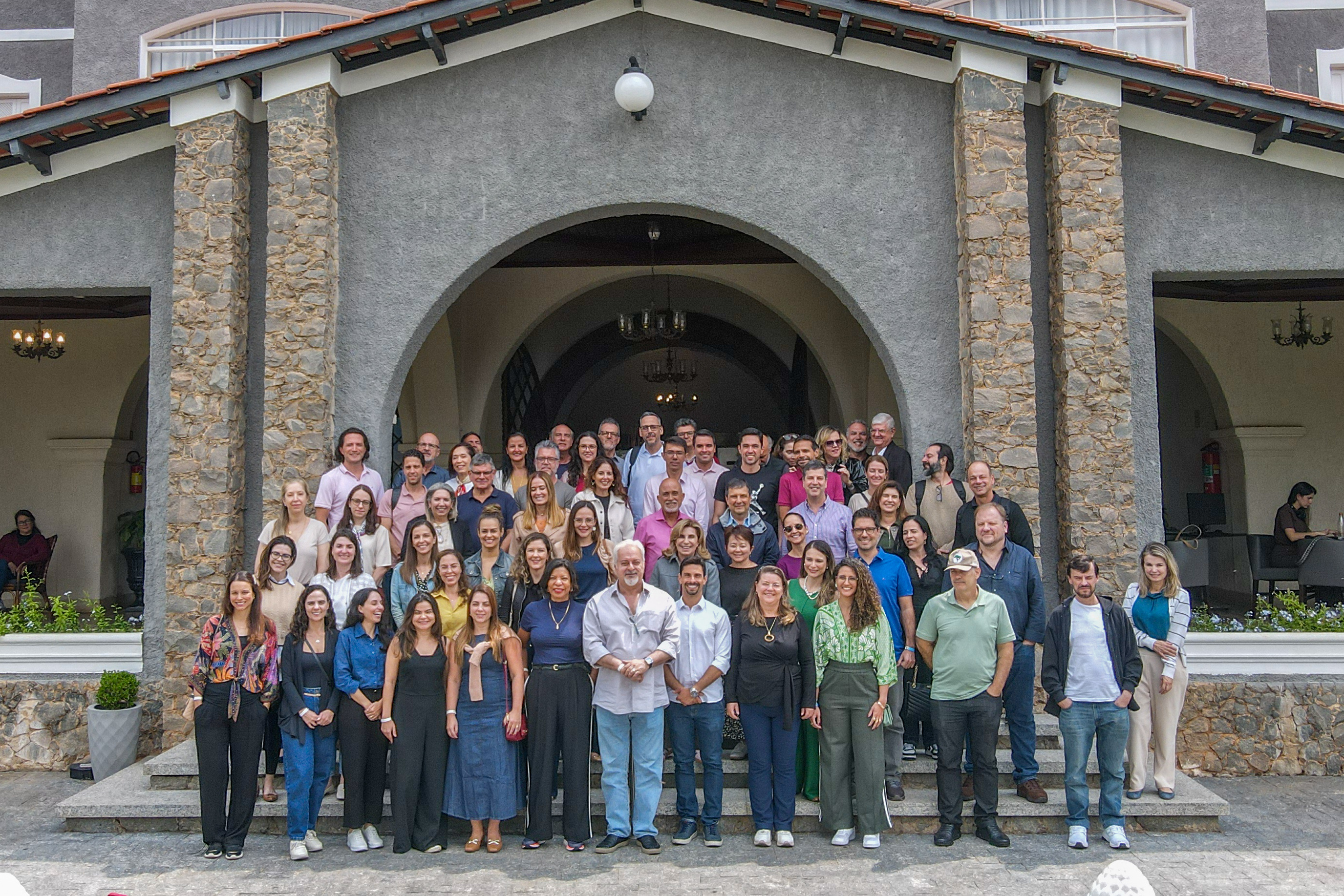 foto posada dos magistrados em frente a um prédio