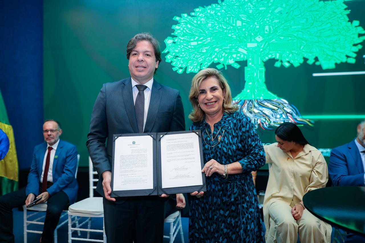 Uma mulher e um homem posam para a foto.