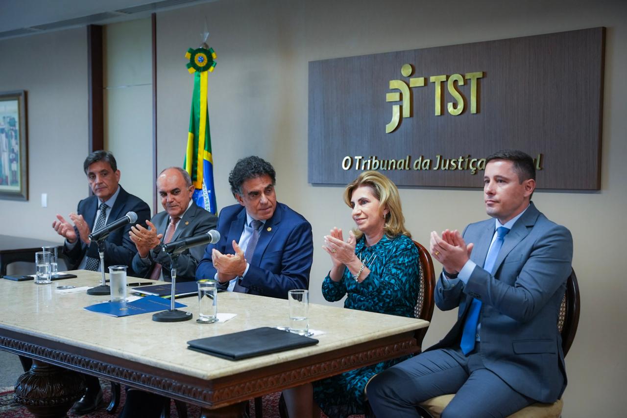 mesa alta composta pelos ministros Luiz Felipe, Cláudio Brandão, pela Dra. Ana Paula e Thiago da Adimax.