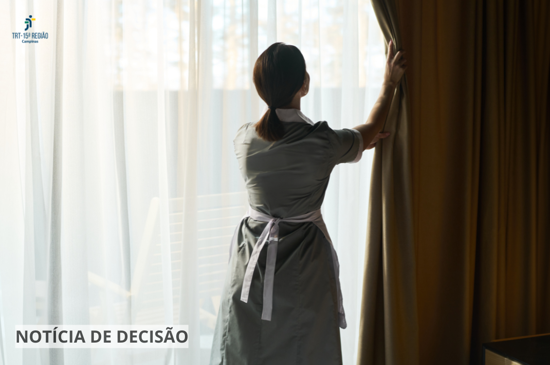 *ParaTodosVerem: Mulher com uniforme de empregada doméstica abre uma cortina