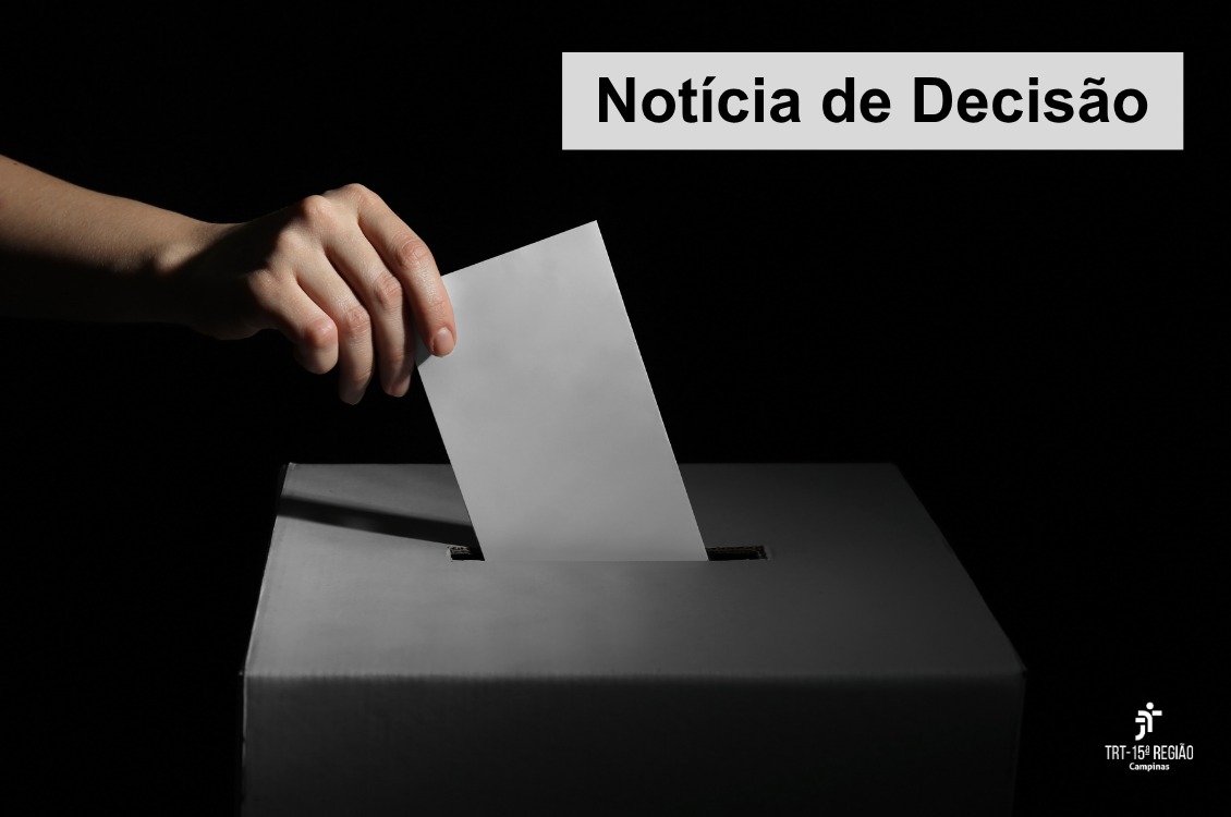 *ParaTodosVerem: uma mão coloca um papel branco em uma urna