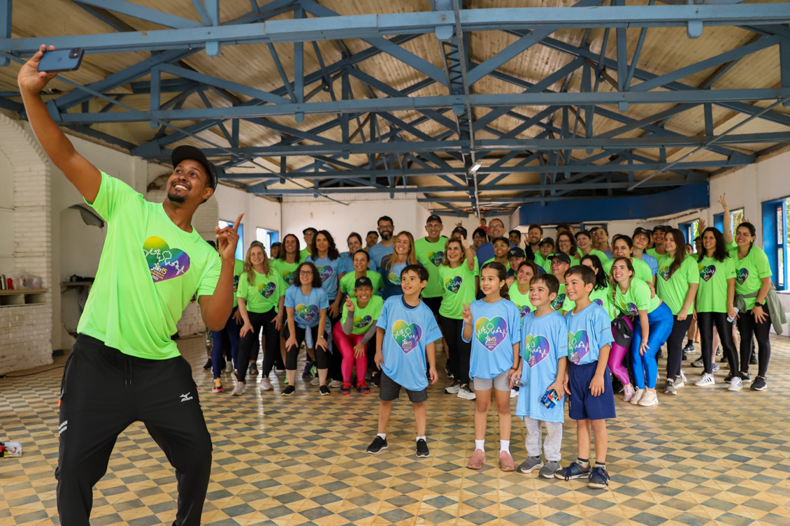 preparador físico tira selfie com todos os participantes da corrida no Parque Ecológico