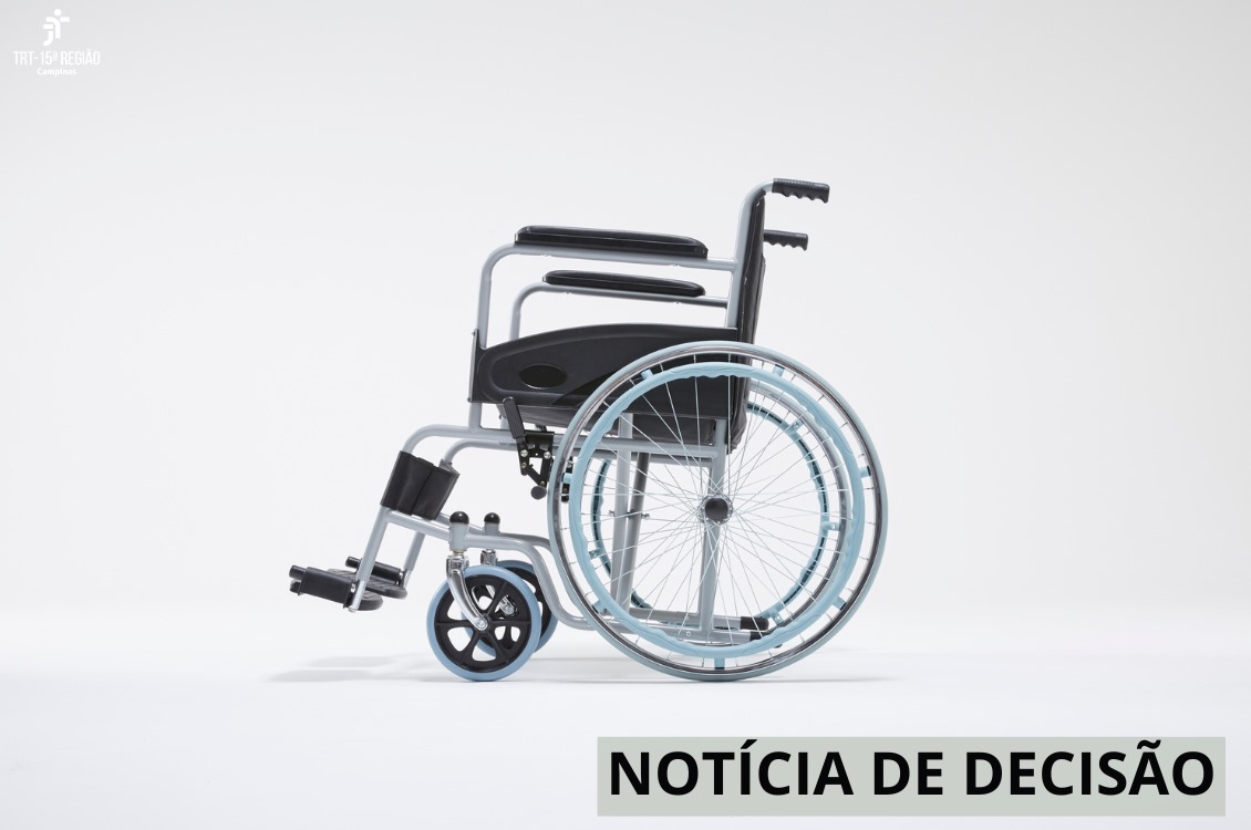 imagem de uma cadeira de rodas vazia