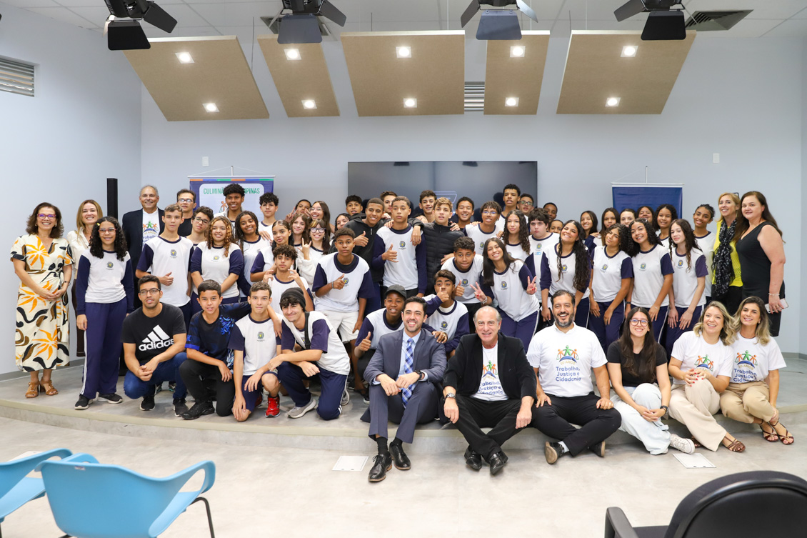 Todos os participantes reunidos posam para foto no auditório do Co.Labora 15