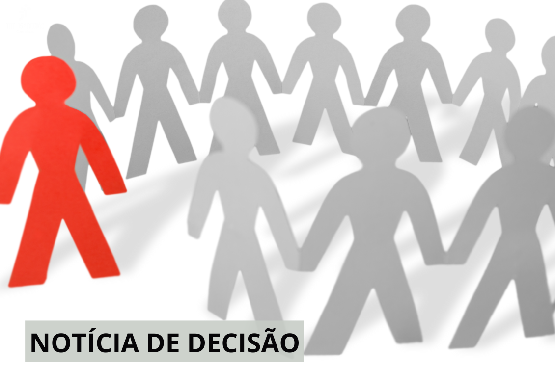 A imagem mostra figuras de pessoas recortadas em papel, sendo uma delas vermelha e as demais cinza, representando diferença