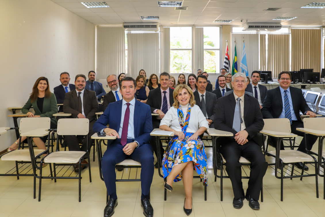 Desembargadores e juízes sentados posam para foto