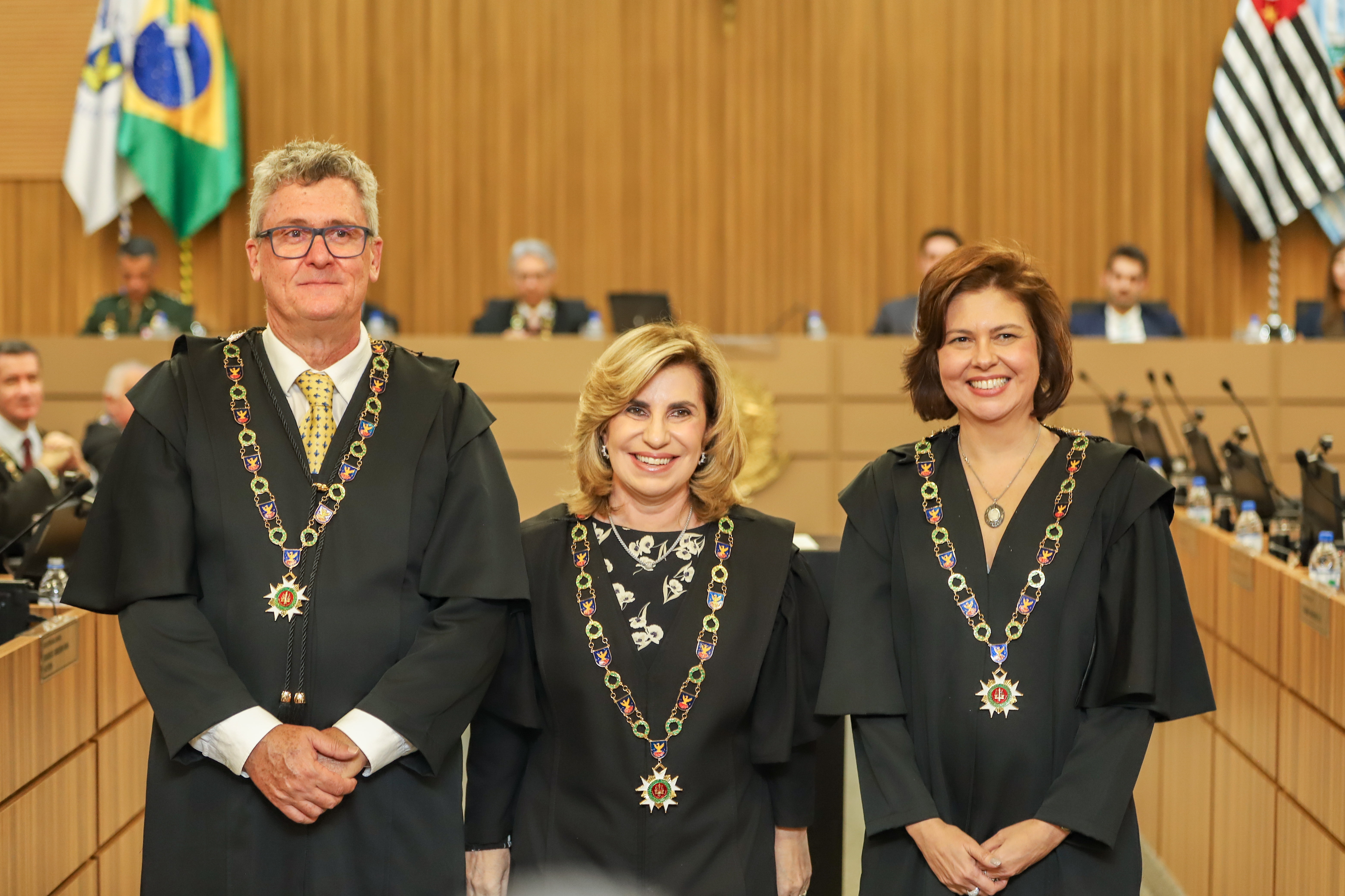 imagem dos empossados ao lado da presidente do TRT-15, Ana Paula Pellegrina Lockmann