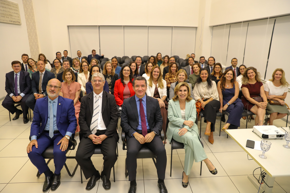 foto posada dos magistrados da alta administração e dos juízes da circunscrição sentados em cadeiras