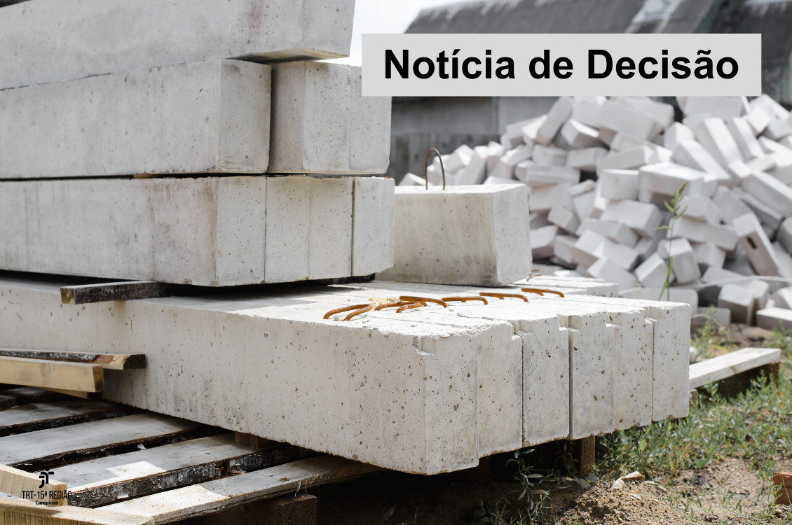 blocos e placas de concreto em área de construção civil