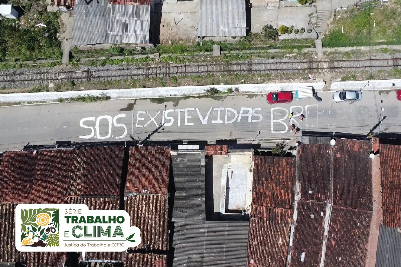 #ParaTodosVerem: foto aérea de uma avenida pavimentada, onde está escrito "SOS EXISTE VIDA"