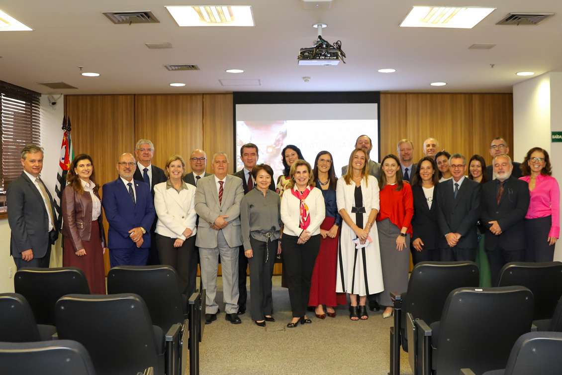 Magistrados e servidores posam para a foto.