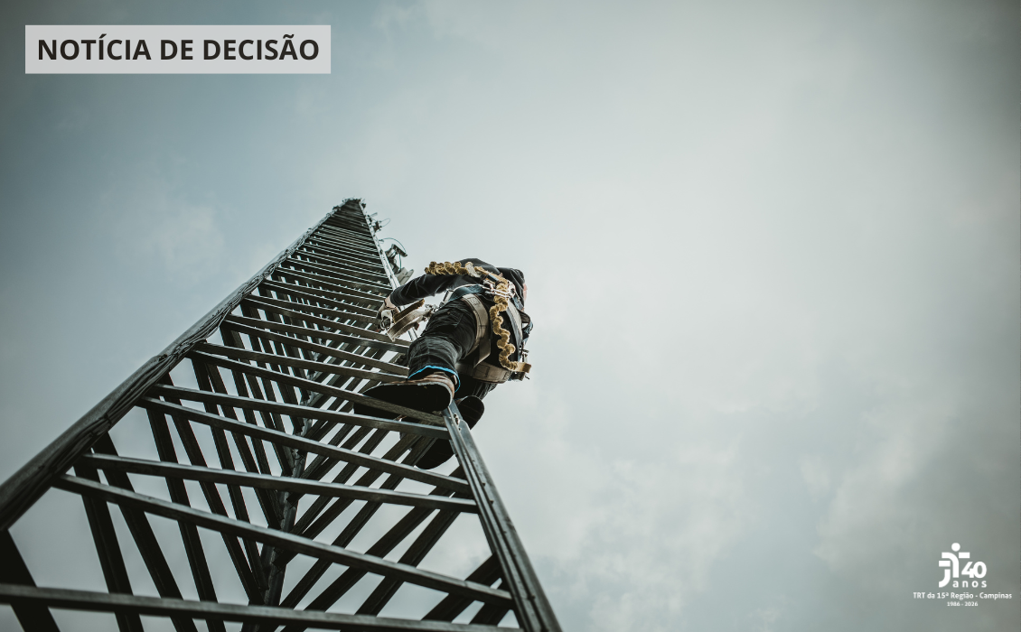 A imagem mostra uma torre e um homem subindo nela.