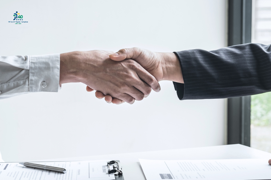 #ParaTodosVerem: duas pessoas se cumprimentam dando as mãos