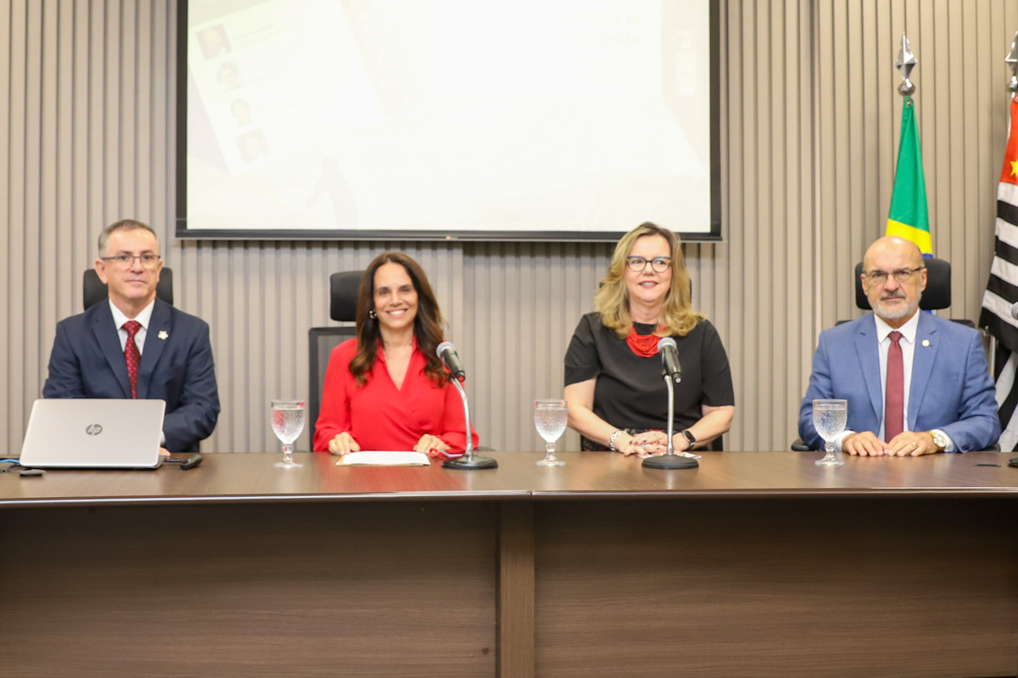 componentes da mesa alta estão sentados e posando para foto