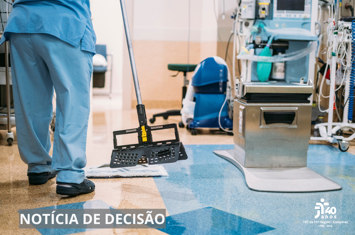 #ParaTodosVerem: profissional limpa um ambiente hospitalar
