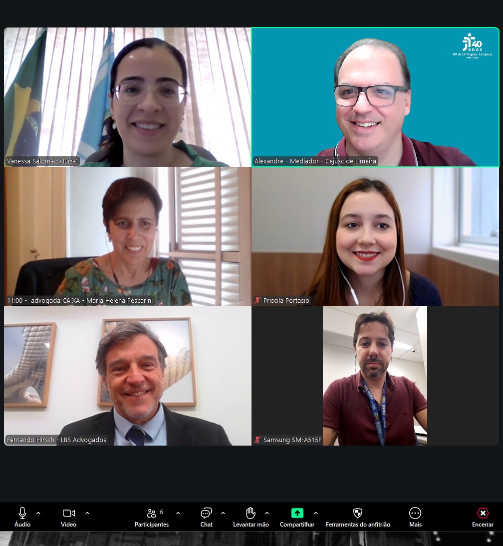 Seis pessoas participam de uma audiência telepresencial