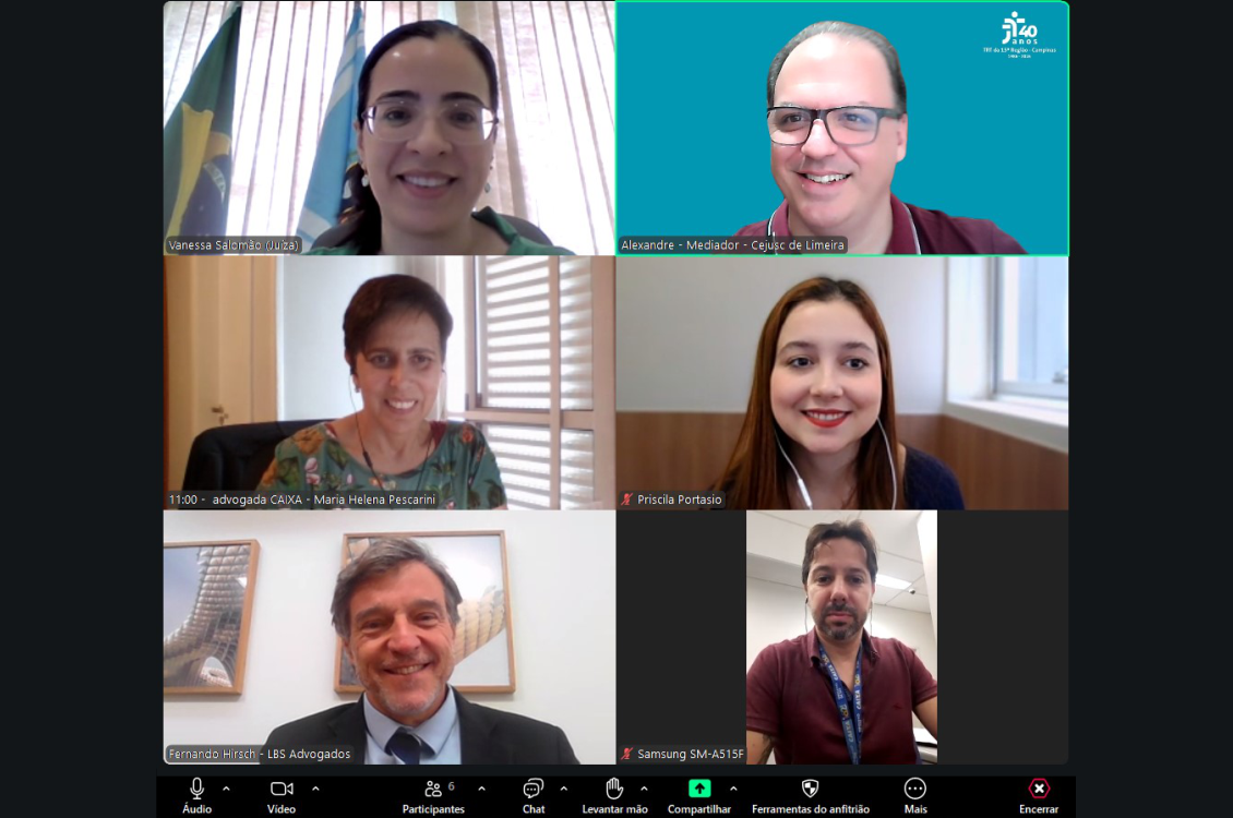 Seis pessoas participam de uma audiência telepresencial.