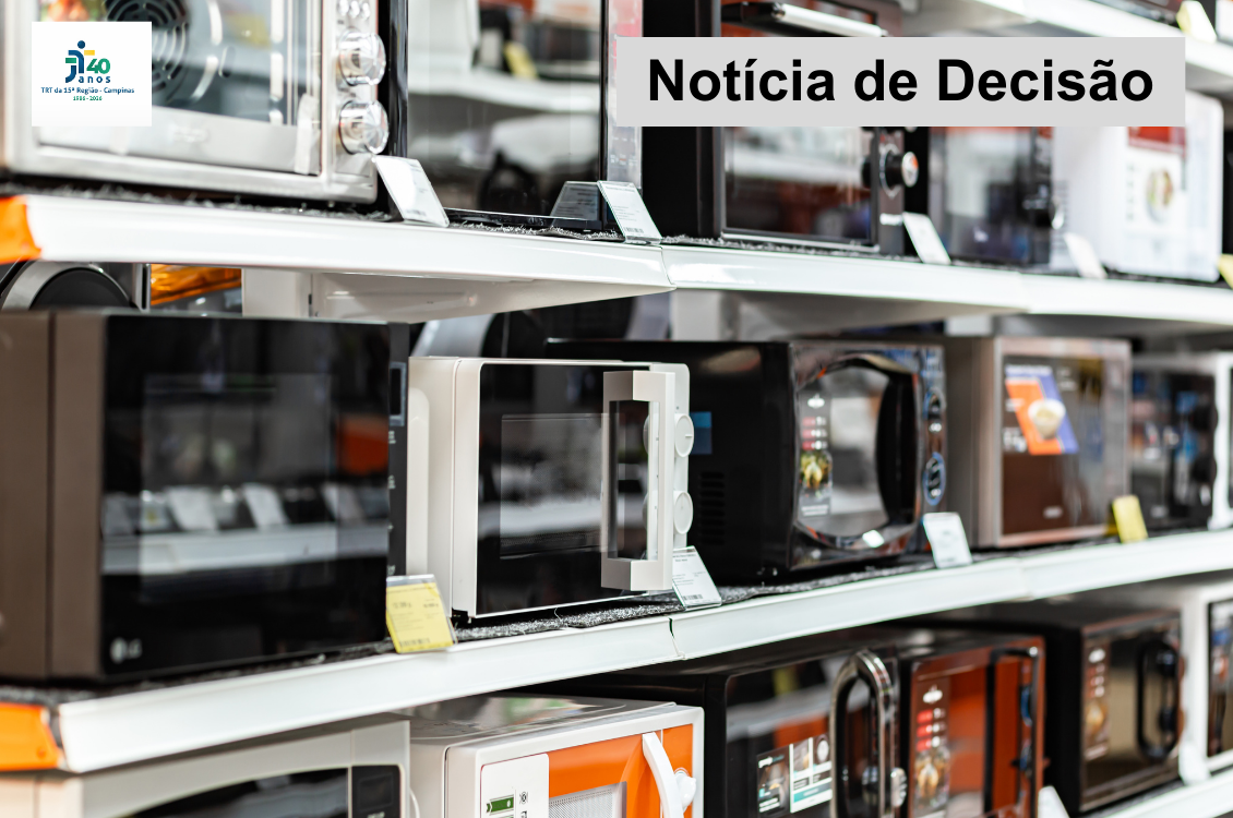 gôndola de loja cheio de microondas