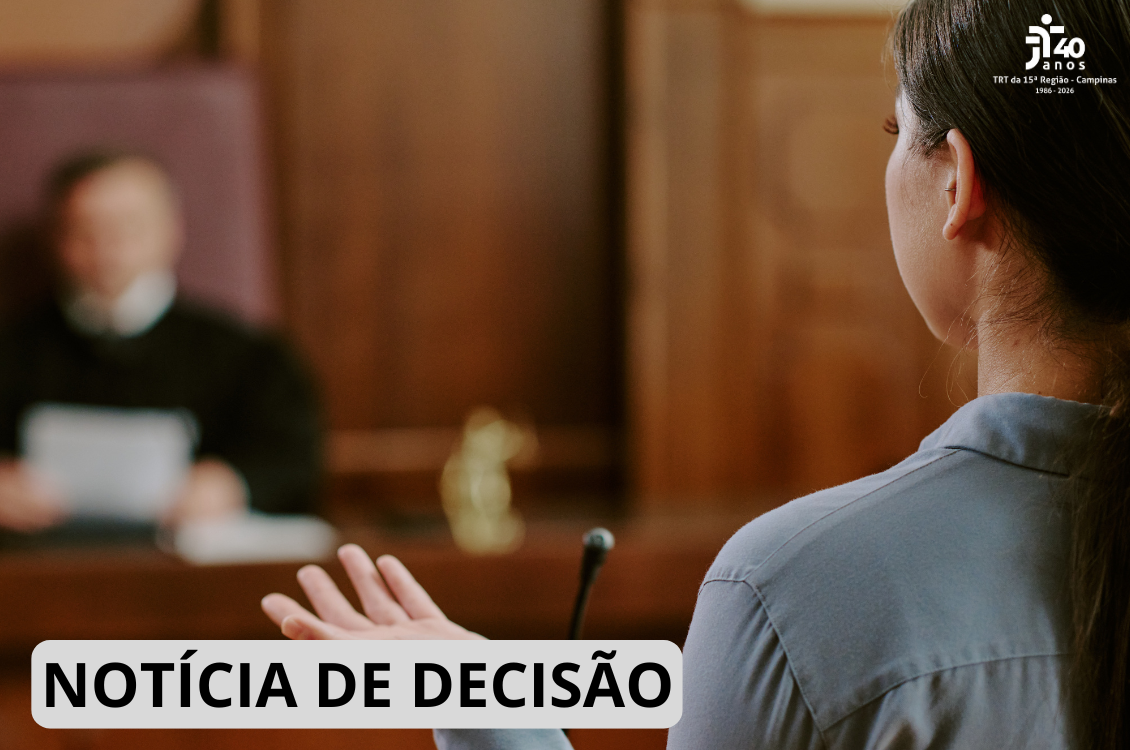 Mulher fala ao microfone em um ambiente de tribunal, com o magistrado desfocado ao fundo.