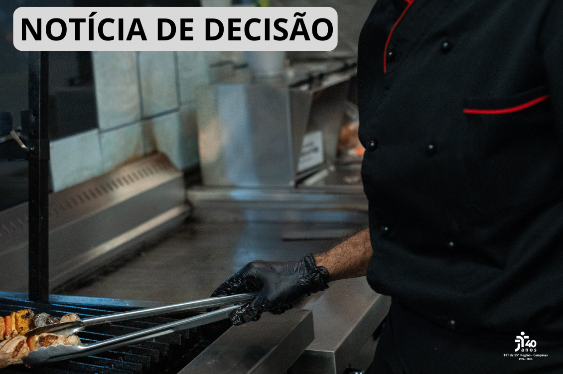 A imagem mostra um profissional da cozinha, usando uniforme e luvas, preparando alimentos em uma churrasqueira industrial.