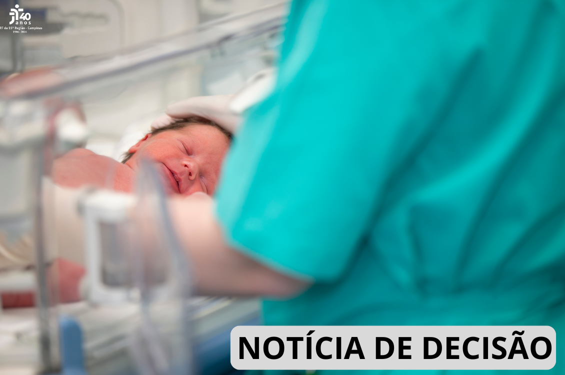 Um recém-nascido dorme em uma incubadora enquanto é cuidadosamente atendido por um profissional de saúde.