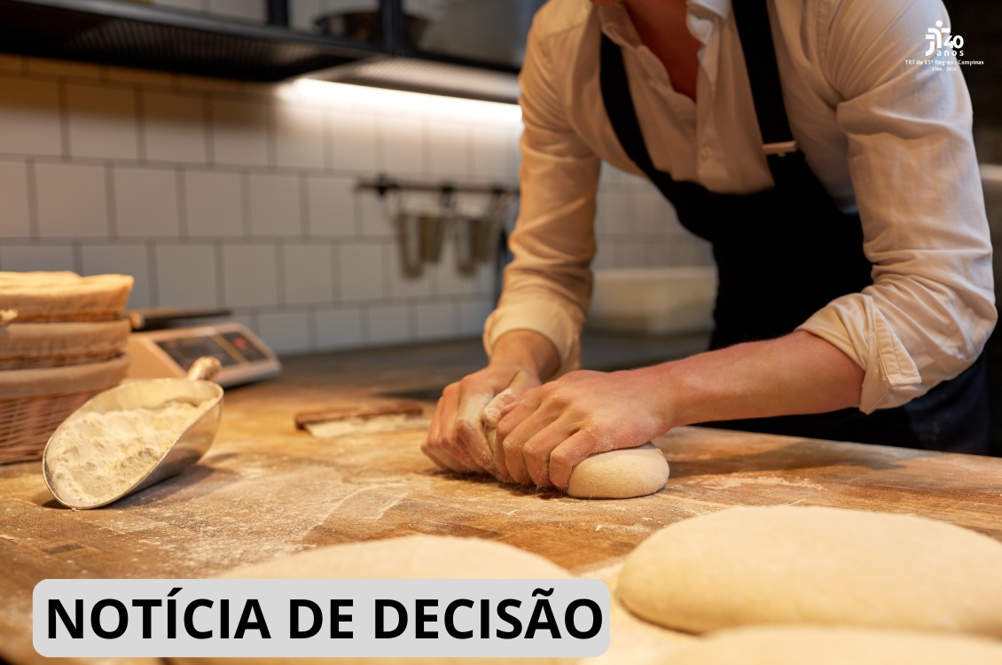 #ParaTodosVerem: pessoa trabalhando com uma massa de pão