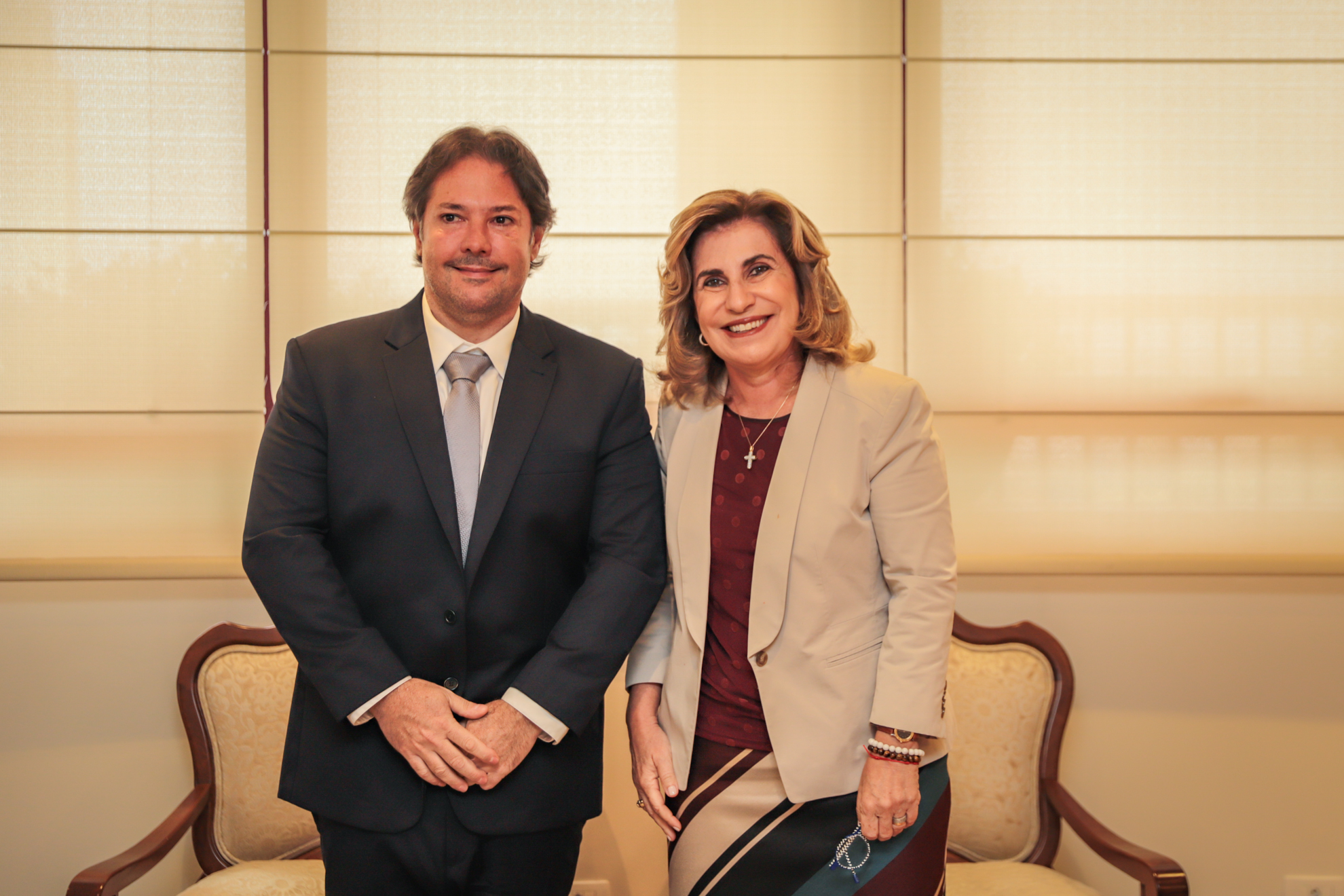 juiz Arthur posa para foto ao lado da Dra. Ana Paula no Salão Nobre da Presidência