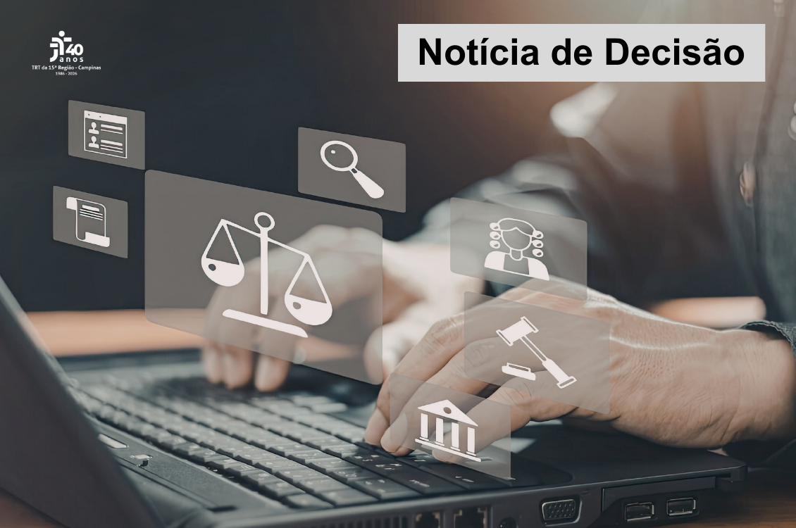 mãos masculinas dedilham notebook com símbolos jurídicos saindo da tela